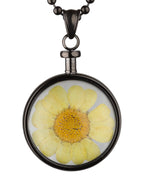 anhaenger mit blume hinter glas