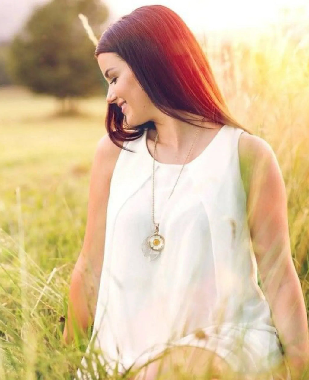 anhaenger mit blume hinter glas