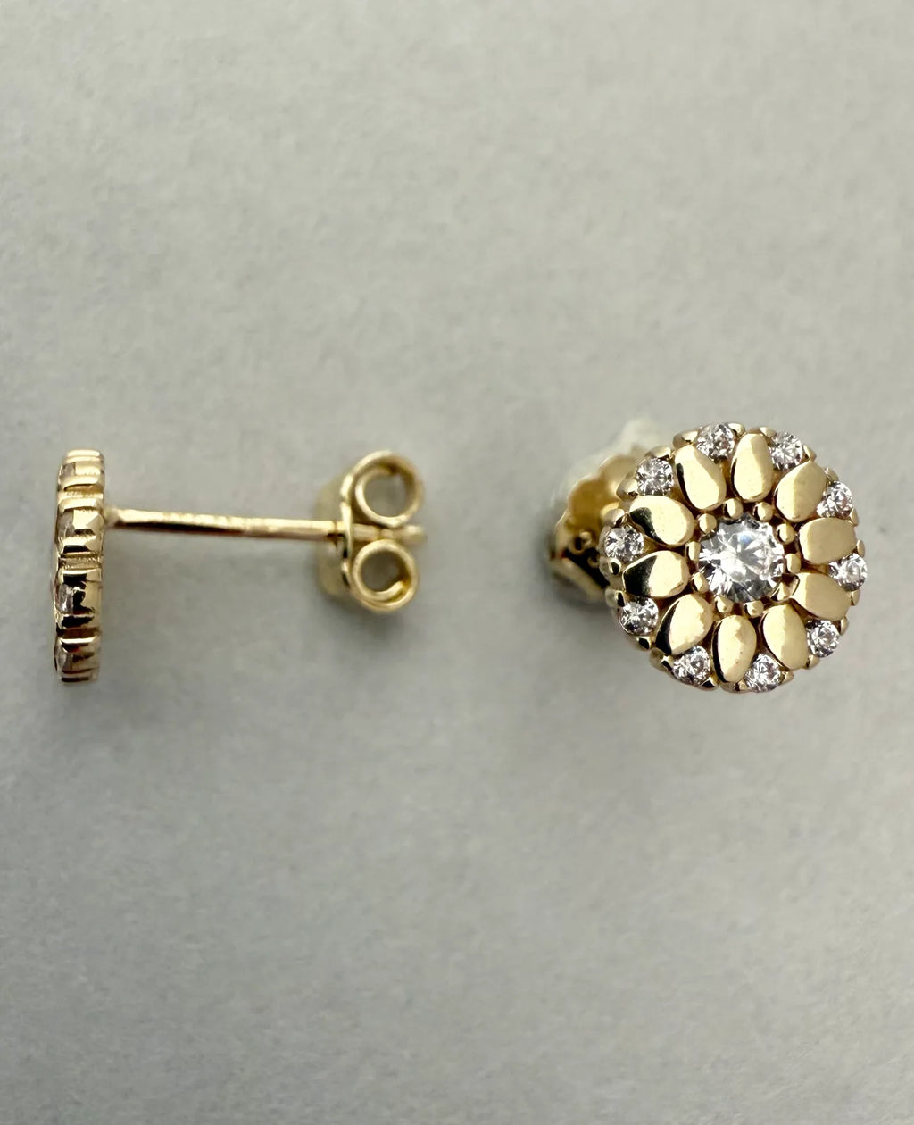 runde ohrstecker gold blumenmotiv mit zirkonia steinen