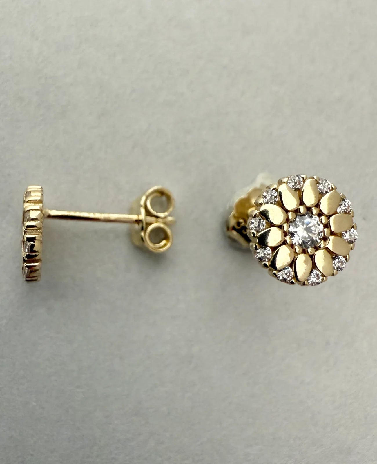 runde ohrstecker gold blumenmotiv mit zirkonia steinen