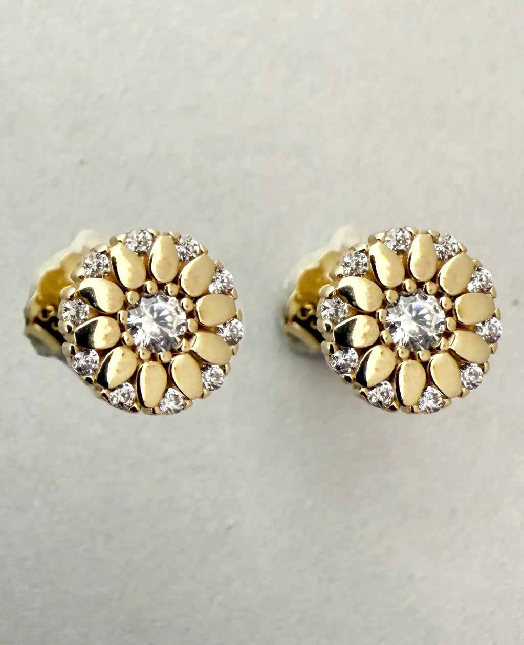 runde ohrstecker gold blumenmotiv mit zirkonia steinen