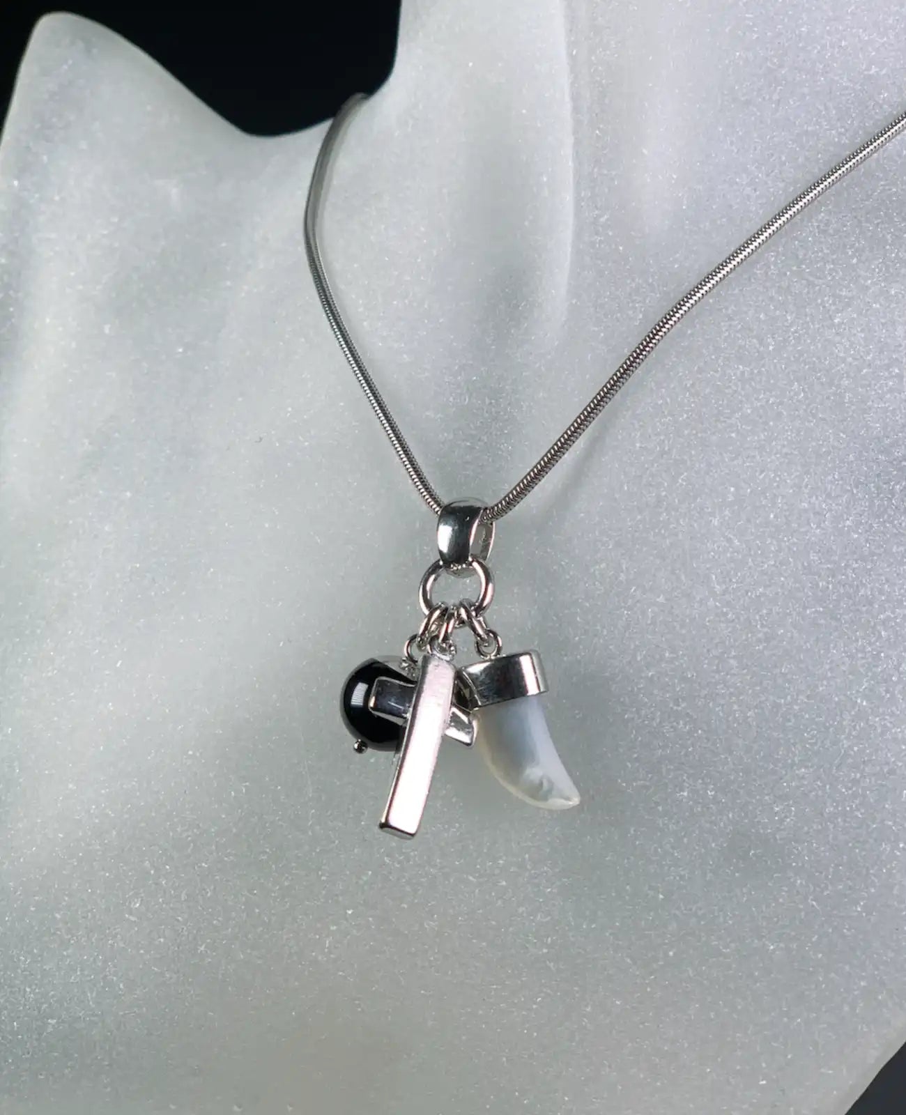 schlangenkette mit kreuz Kugel und zahn anhänger
