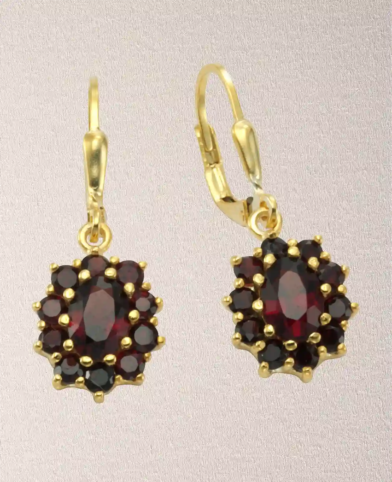 Brisur Oberteile darunter großer ovaler Granat umrandet mit 10 runden Granaten