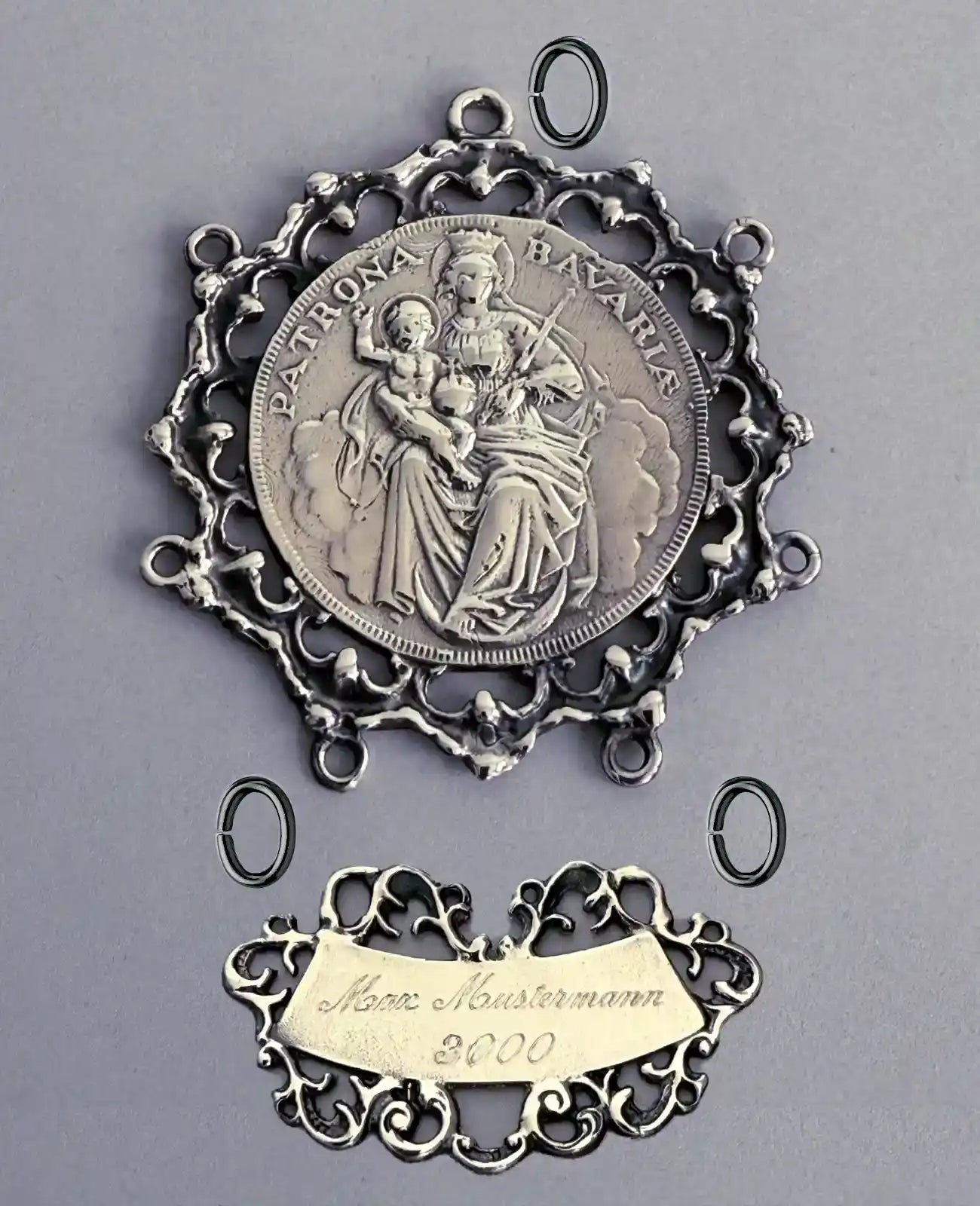 Montagebeispiel Ösen Fassung und Schild