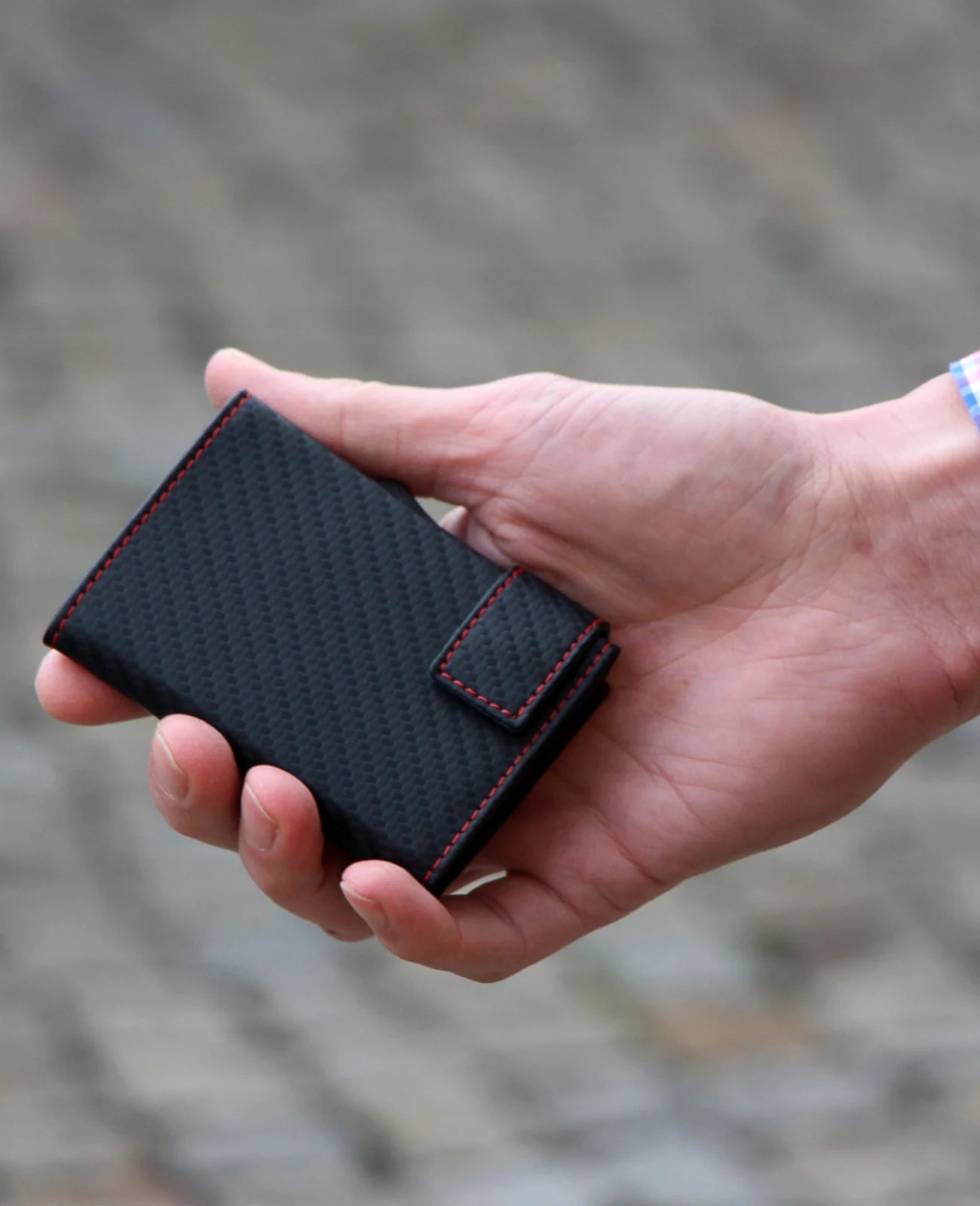 schwarzer mit roter naht rechteckiger Geldbeutel mit rfid kartenschutzcontainer
