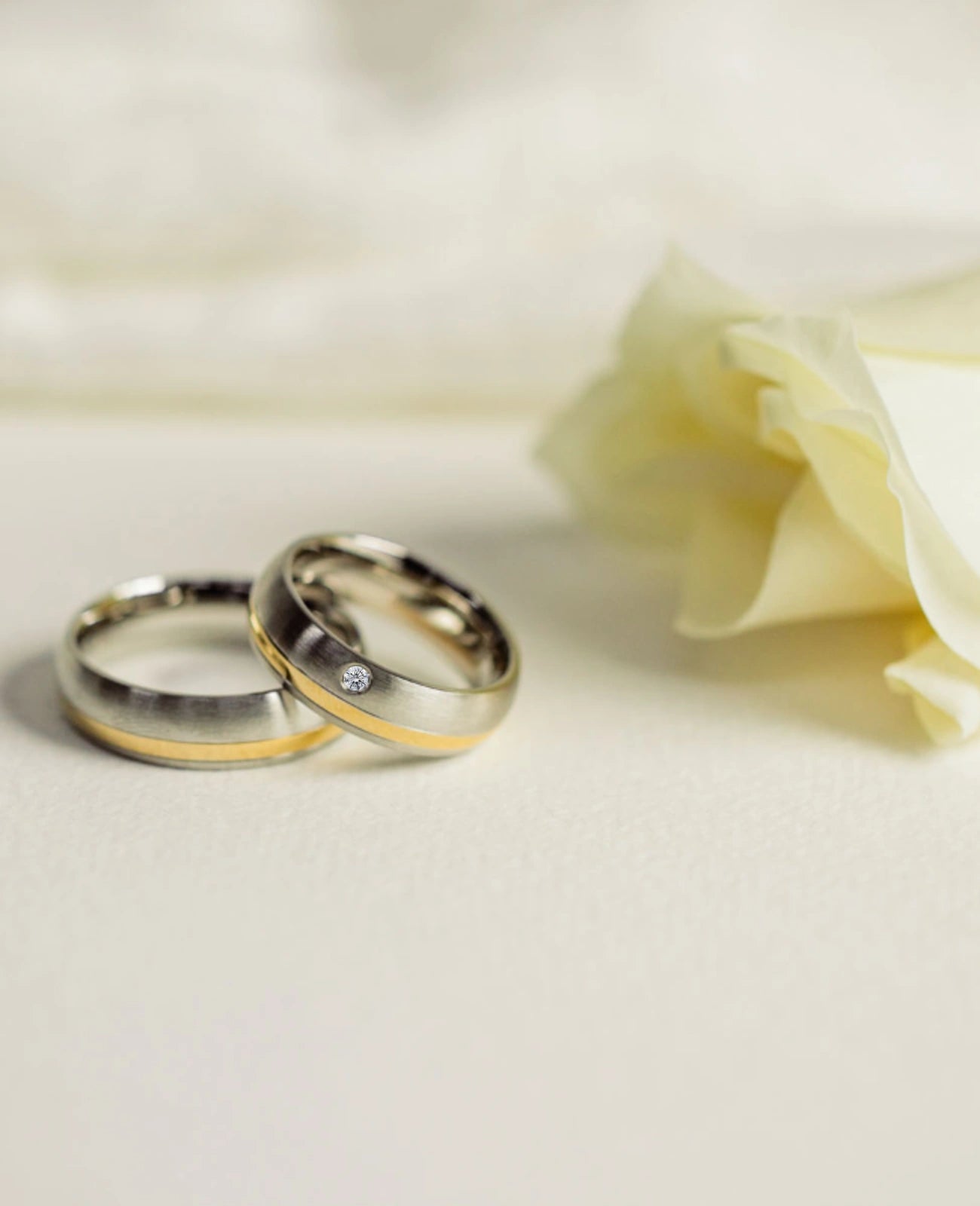 Ring mit gelben streifen rundrum etwa bei eindrittel der breite