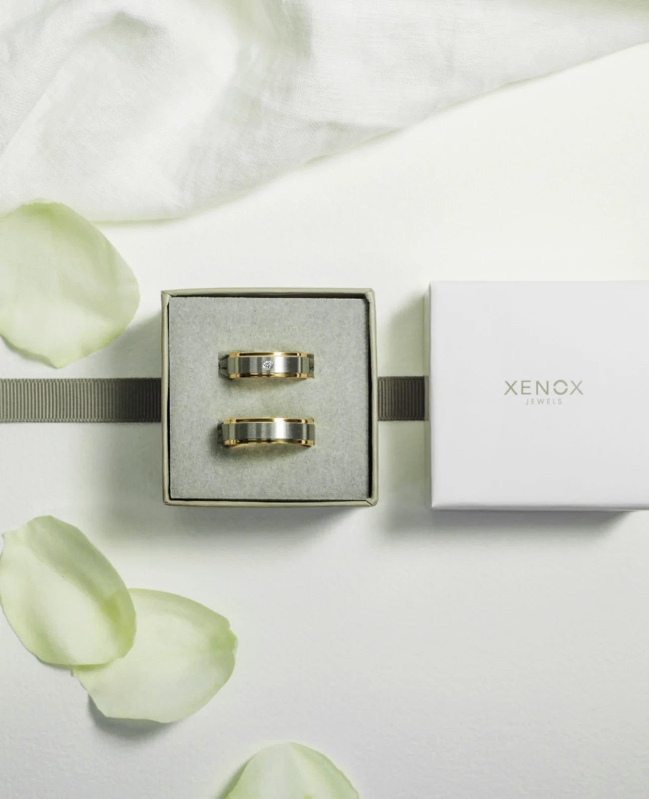 ring mit zirkonia in der mitte rechts und links abgesetzt goldfarben