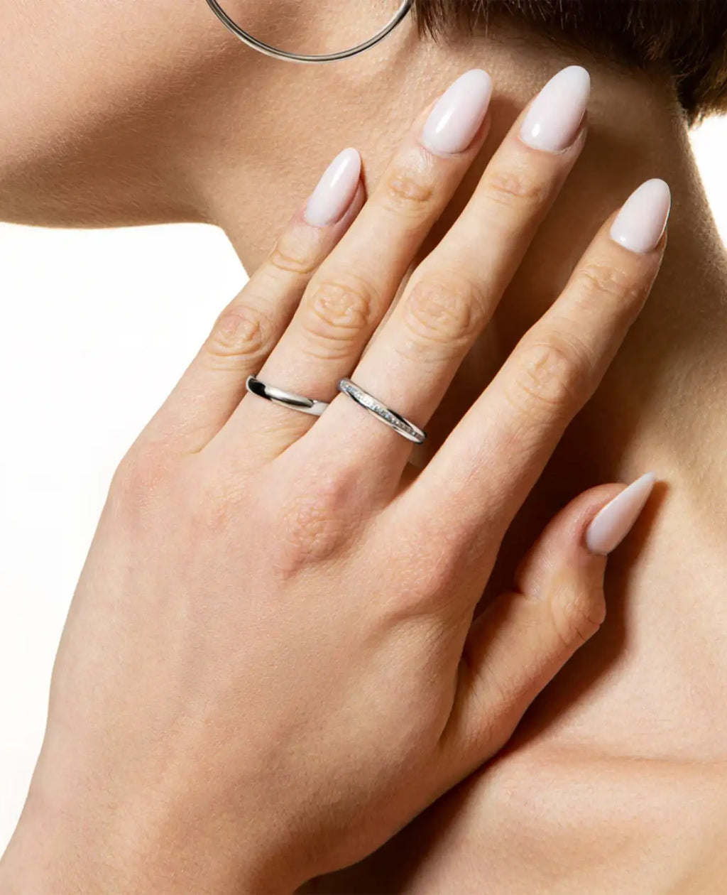 einfacher glatter gewölbter ring silberfarben
