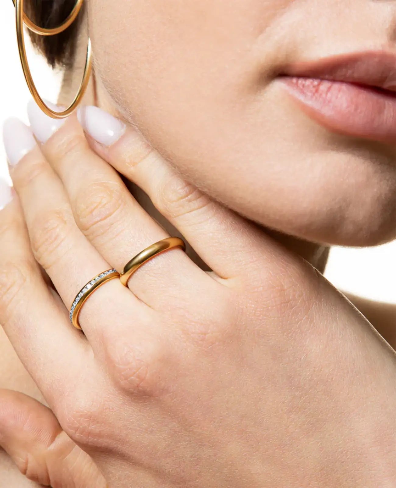 einfacher glatter gewölbter ring goldfarben