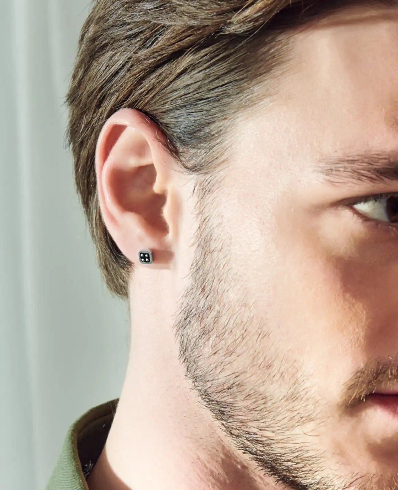 Eckige ohrstecker in würfeloptik 4