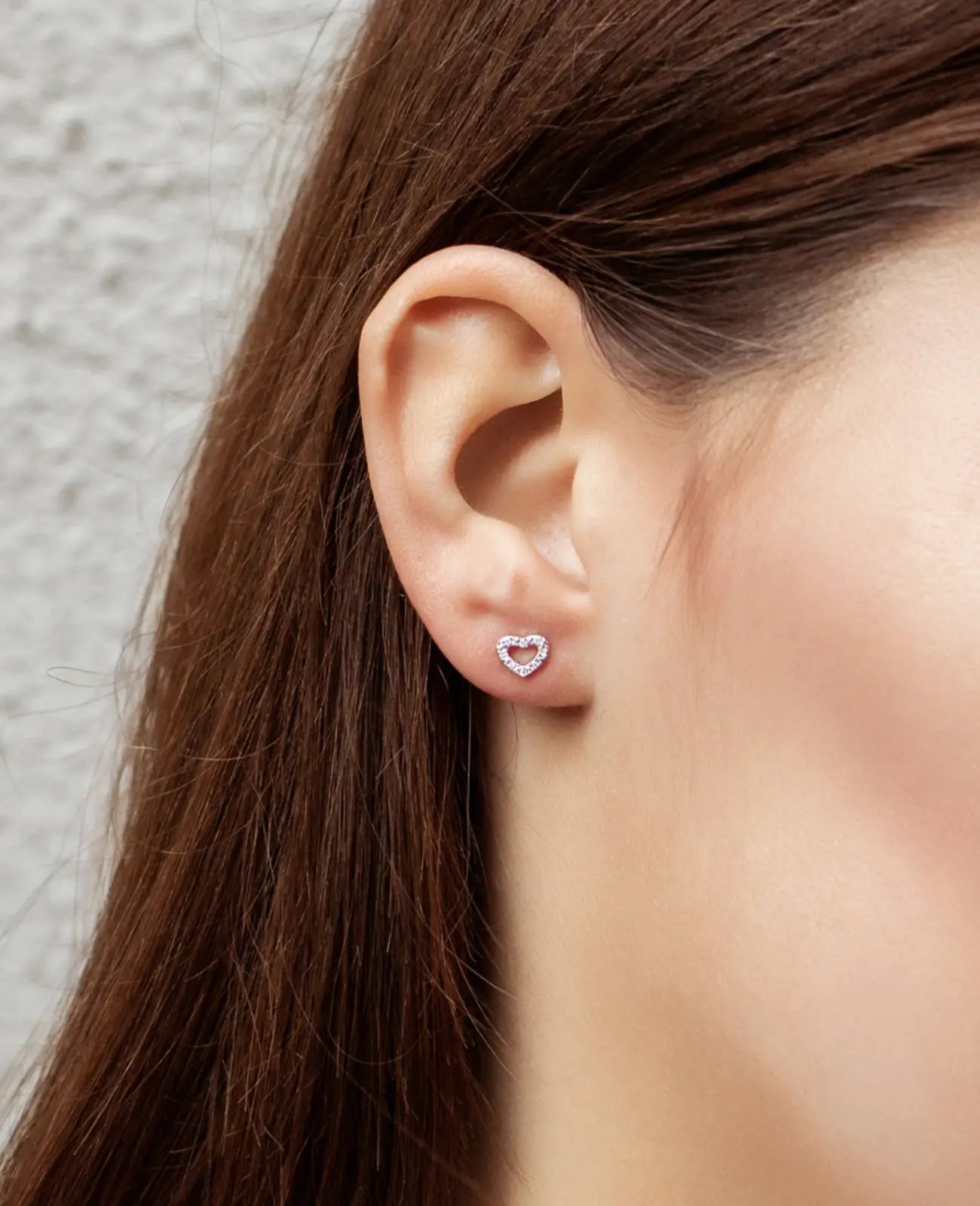 offene herz ohrstecker besetzt mit lauter kleinen diamanten