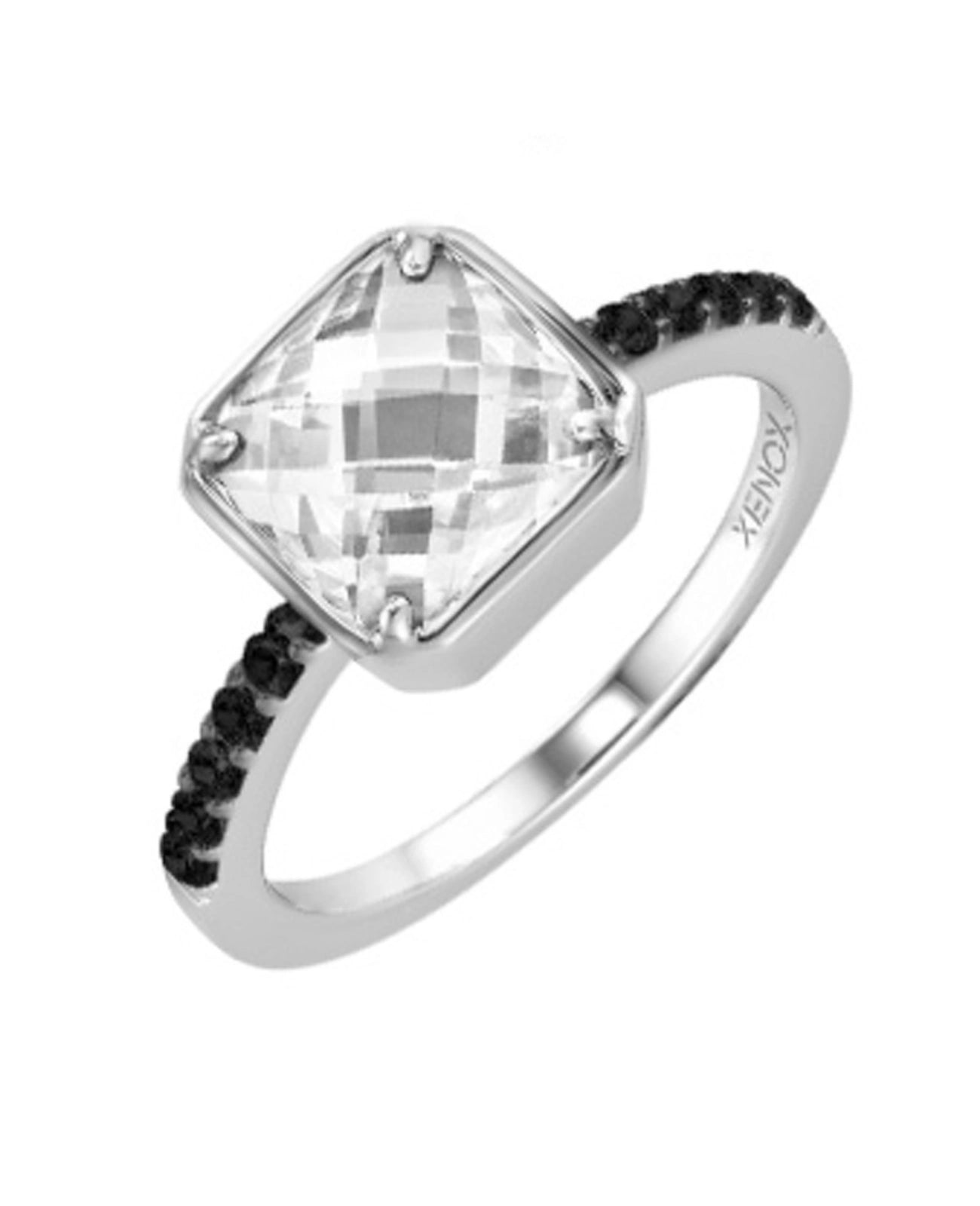 ring mit großen viereckigen zirkonia stein rechts und links davon schwarze zirkonia steine