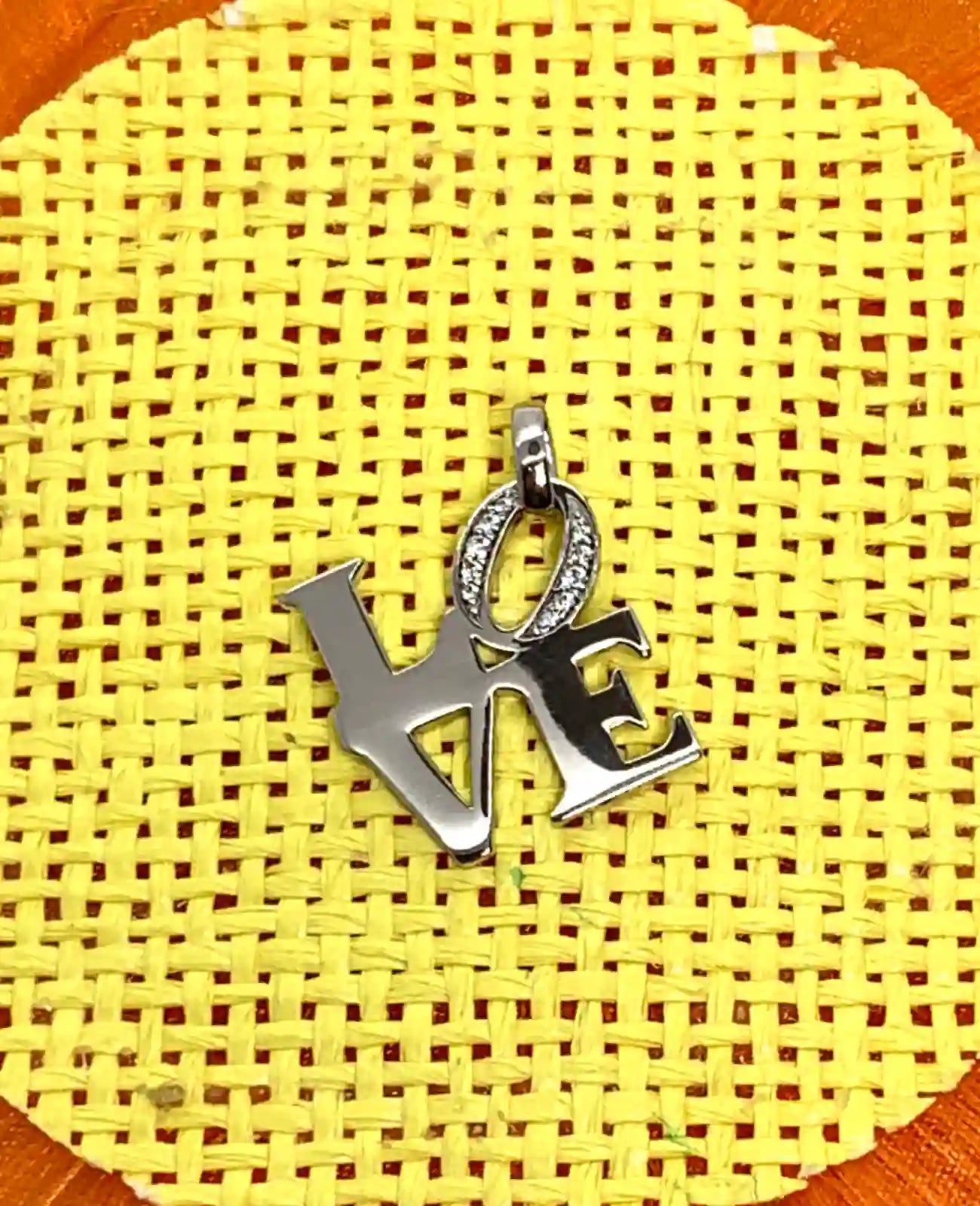 Anhänger buchstaben love das o mit steinen besetzt
