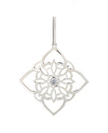 viereckiger anhänger in der mitte blumenmotiv offen spitze oben