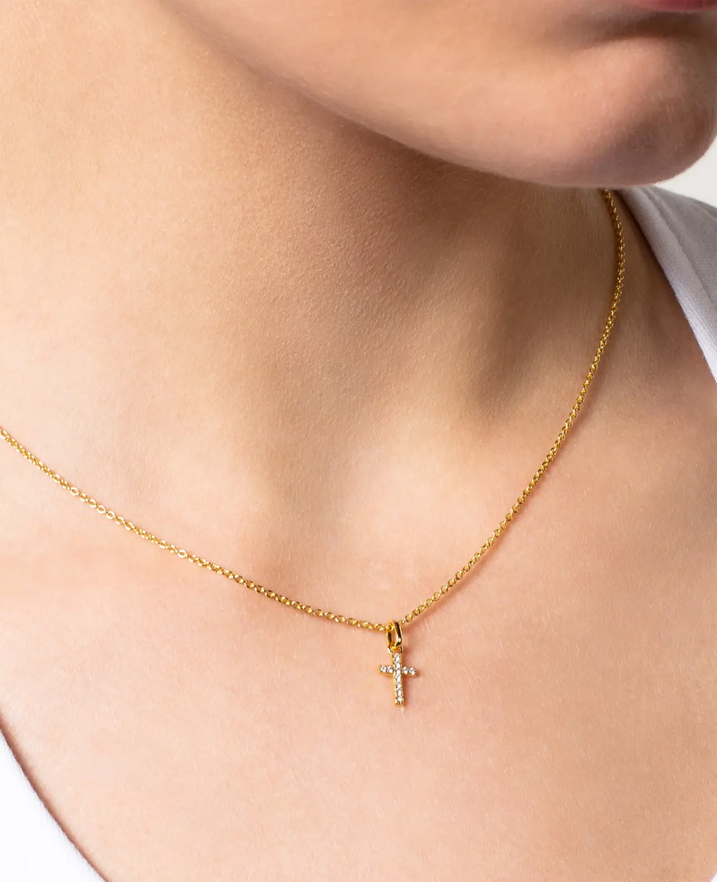 ankerkette mit kleinen kreuz anhänger voll mit steinen besetzt