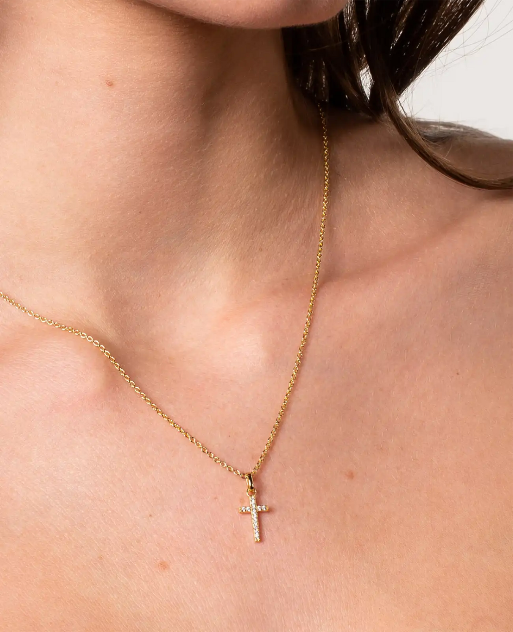ankerkette mit kleinen kreuz anhänger voll mit steinen besetzt