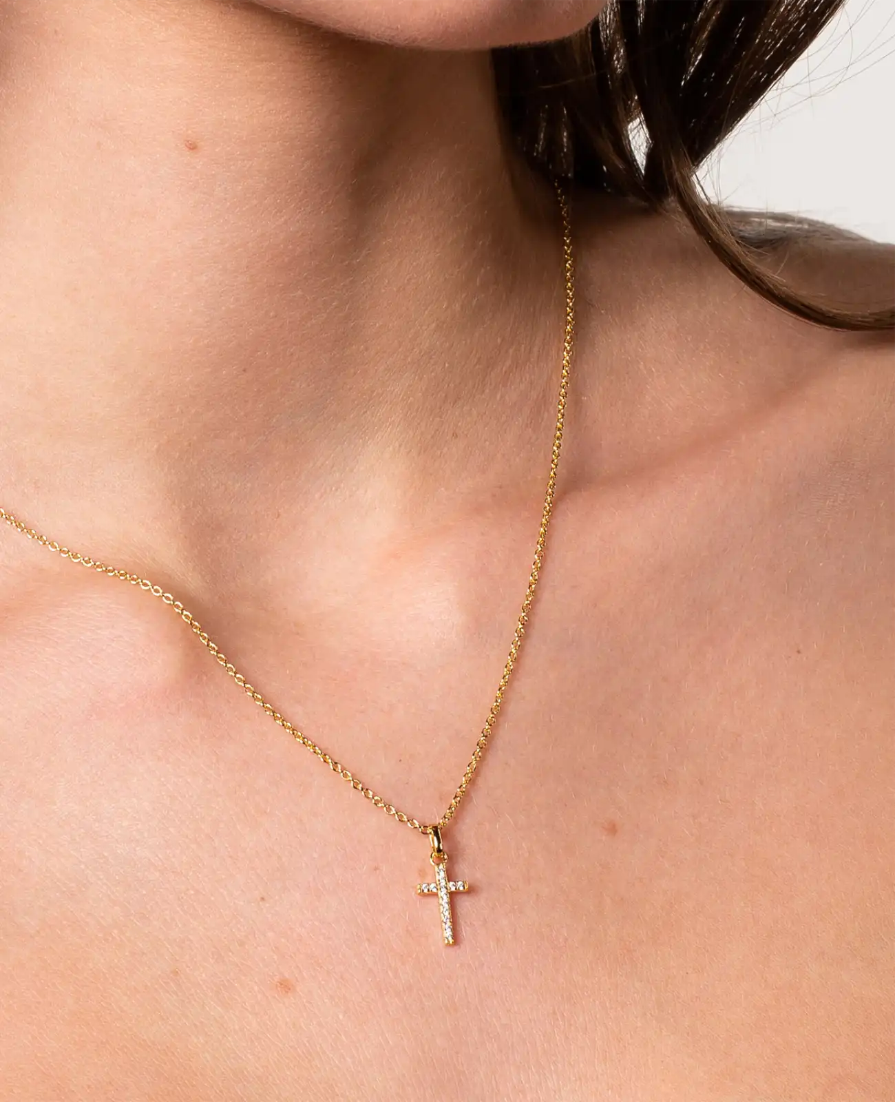 ankerkette mit kleinen kreuz anhänger voll mit steinen besetzt