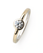 Ring goldfarben mit großen zirkonia in zargenfassung