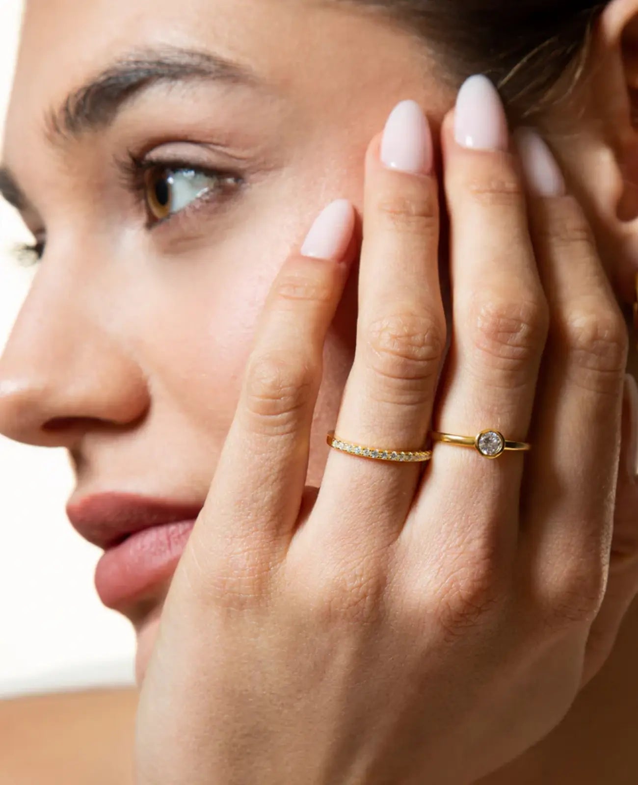 Ring goldfarben mit großen zirkonia in zargenfassung