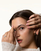 schmaler ring mit rechteckiger platte die mit zirkonia besetzt ist