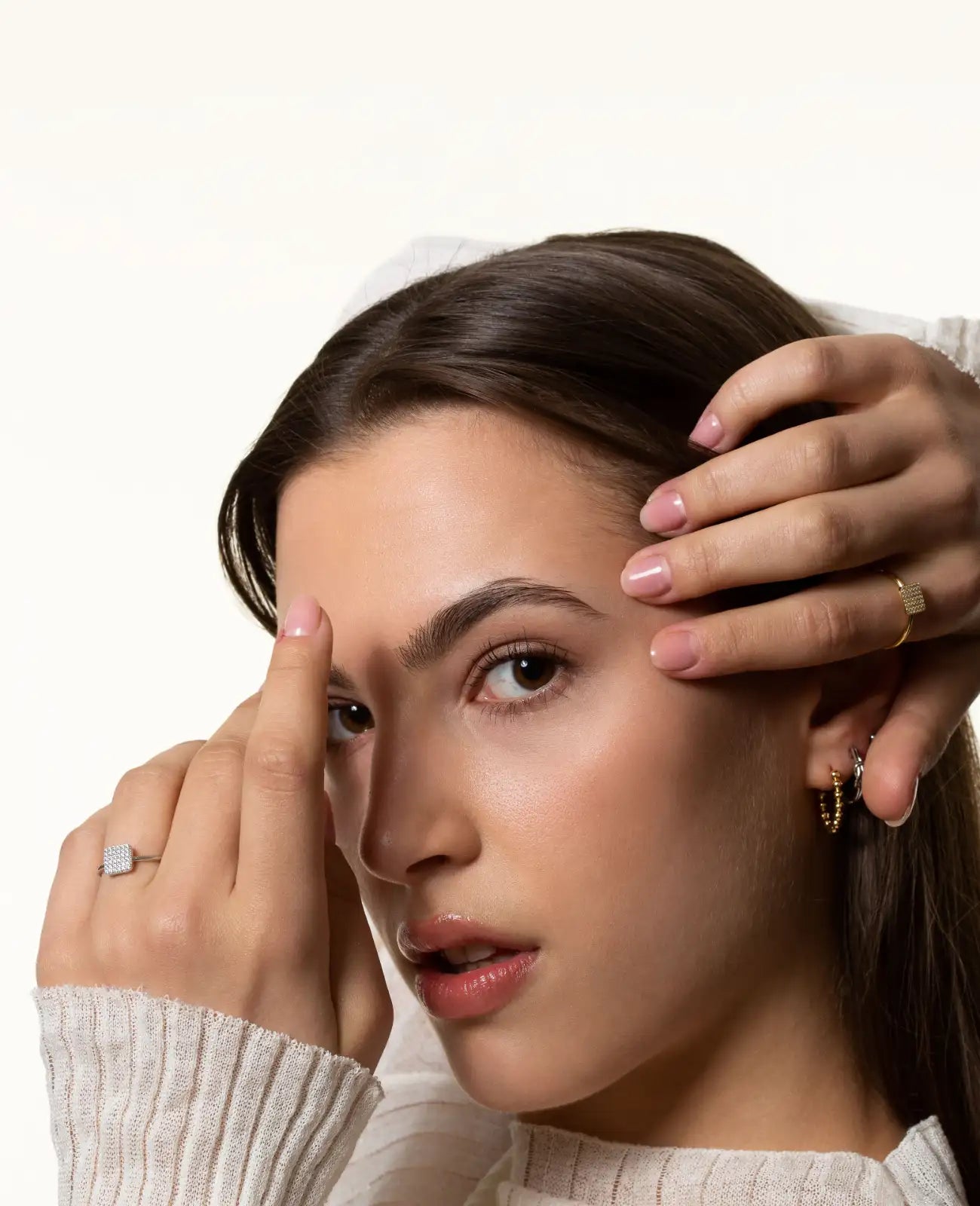 schmaler ring mit rechteckiger platte die mit zirkonia besetzt ist