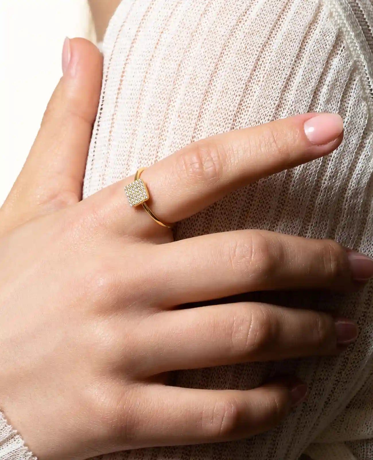 schmaler ring mit rechteckiger platte die mit zirkonia besetzt ist